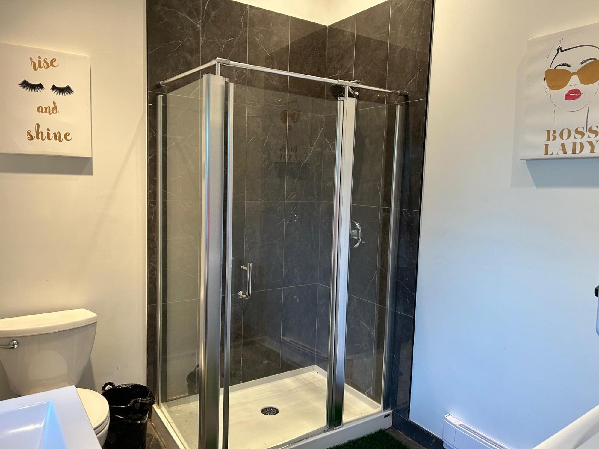 Seymour Private Bedroom, Ensuite Bathroom With Shared Pool, Hot Tub With Views นอร์ทแวนคูเวอร์ ภายนอก รูปภาพ