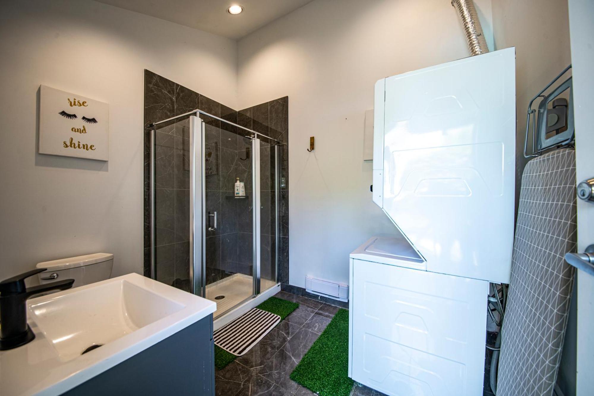 Seymour Private Bedroom, Ensuite Bathroom With Shared Pool, Hot Tub With Views นอร์ทแวนคูเวอร์ ภายนอก รูปภาพ